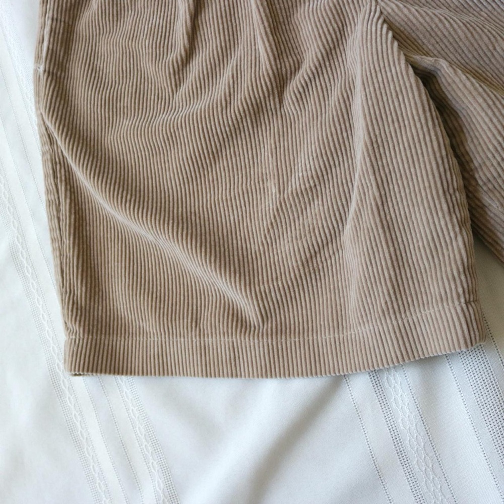 Vintage tan high waisted pleated corduroy shorts - Picture 7 of 8